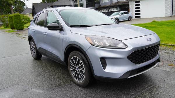 2022 Ford Escape SE Plug-In Hybrid - Like New, 7900kms