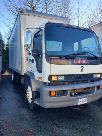 2001 GMC T7500 26 FT High Box with Power Tailgate,