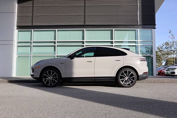 2022 Porsche Cayenne Coupe E-Hybrid for $0 Build Credit, Poor