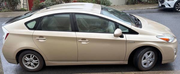 2011 Toyota Prius 4D Hatchback Gold Hybrid - Low Miles,