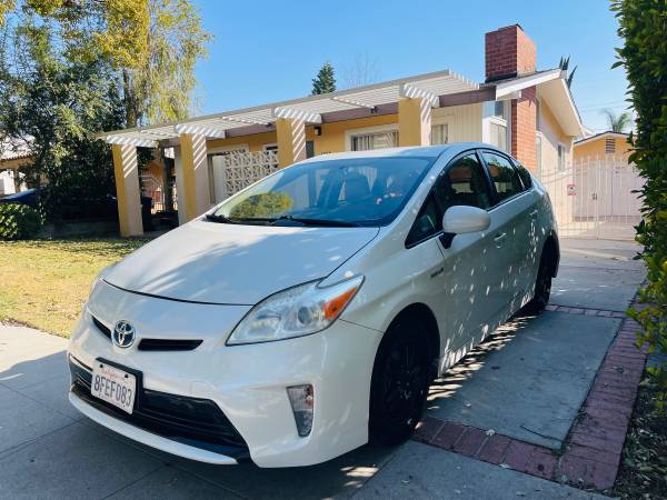 2023 Toyota Prius Excellent Leather White Pearl Low Miles Must