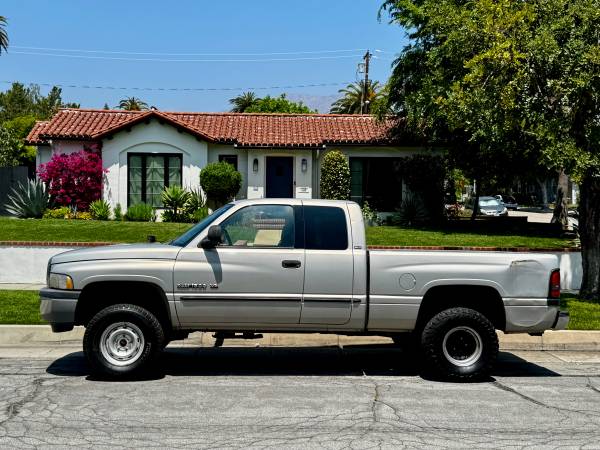 2023 Dodge Ram 1500 Laramie Quad Cab V8 4x4 for