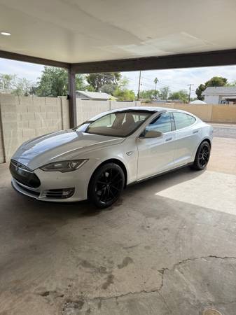 2015 Tesla Model S 85 Fully Loaded, Comparable to Mercedes,