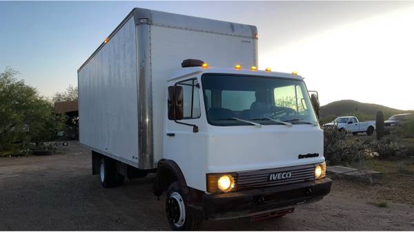 2023 Box Truck 22ft (Start Your Moving Business) Low Miles!