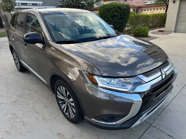 2023 Outlander SE with Third Row Seat - Only 39K