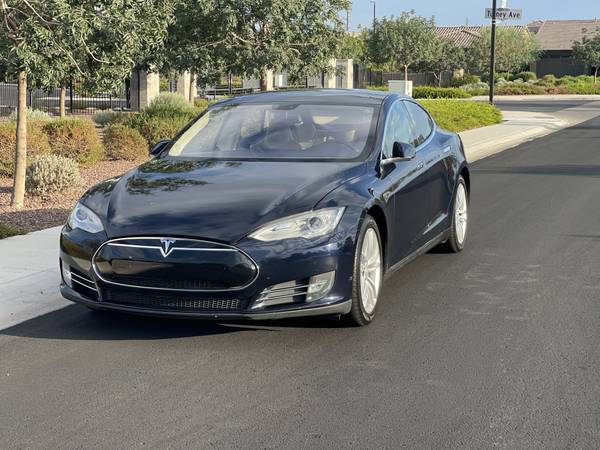 2014 Tesla Model S 85 kWh - Free Supercharging for