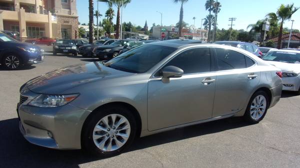 2015 Lexus ES300h Hybrid - New Tires, Every Record, Navigation,