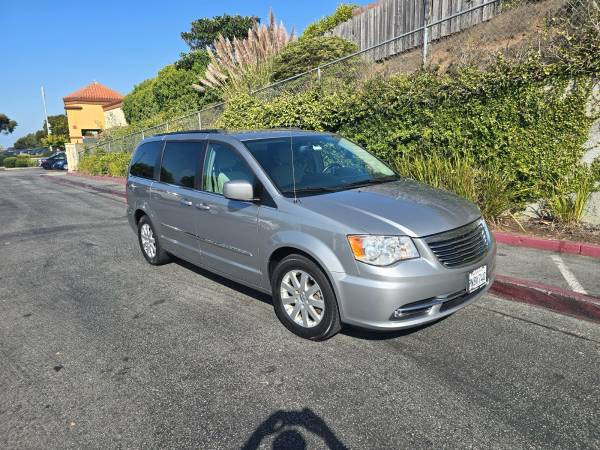 2016 Chrysler Town & Country Limited Minivan in Excellent Condition
