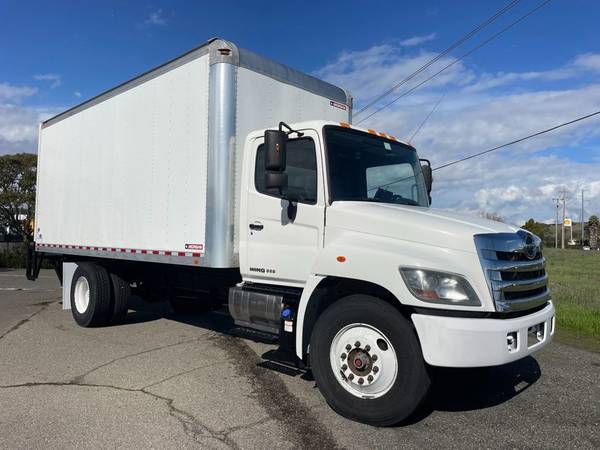 2017 HINO 268 20' Box with Liftgate - Non-CDL for