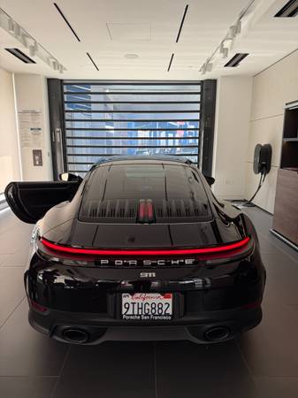 2025 Porsche 911 Carrera Trim - Jet Black Metallic -