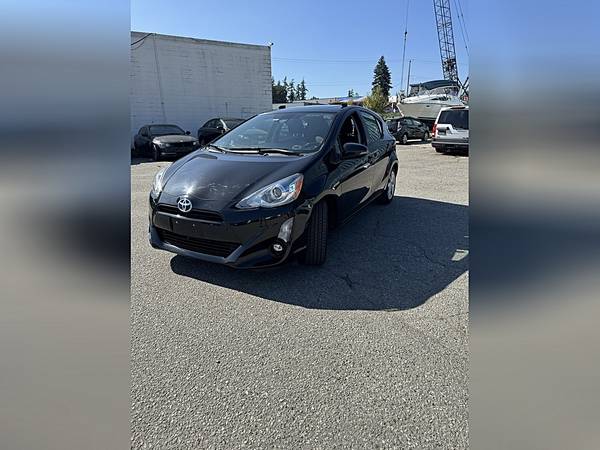 2016 Toyota Prius C Hybrid - Low KMs, Clean Title
